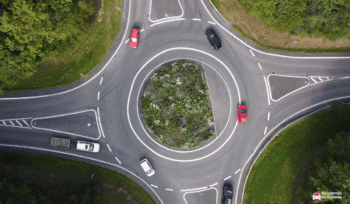 Cómo se circula en una rotonda